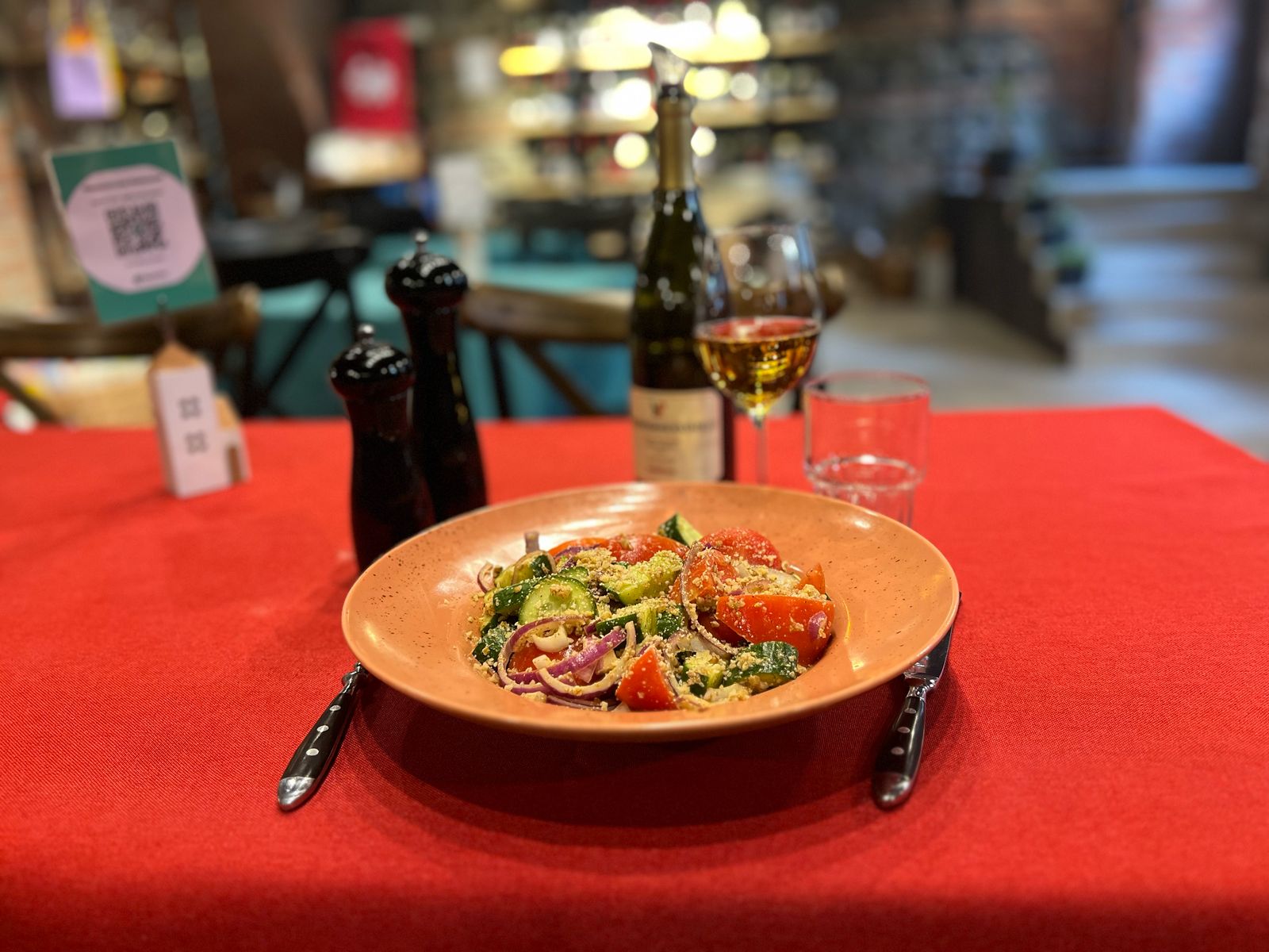 კიტრისა და პამიდვრის სალათი ქართულად (კაჭაბეთი, კახური ზეთით და რეჰანით)