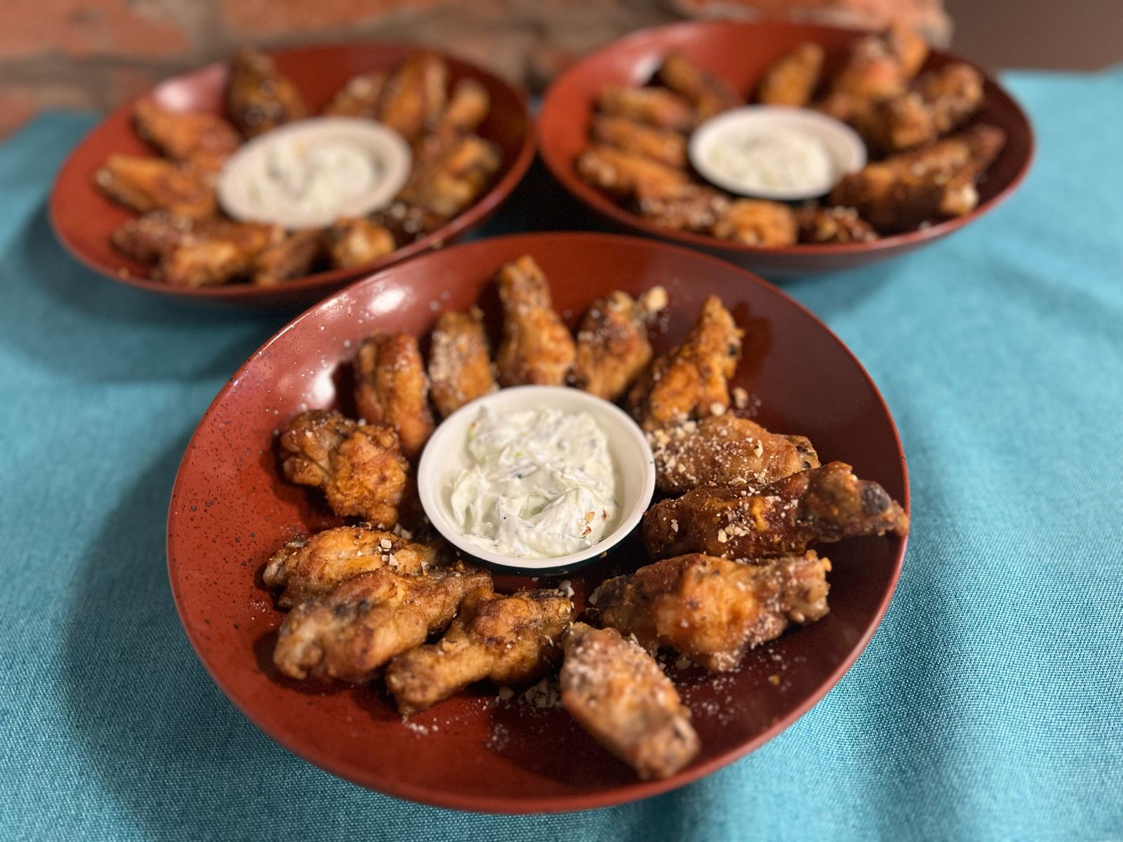 ქათმის შებრაწული ფრთები თხილით (12 ცალი) და ძაძიკის სოუსით